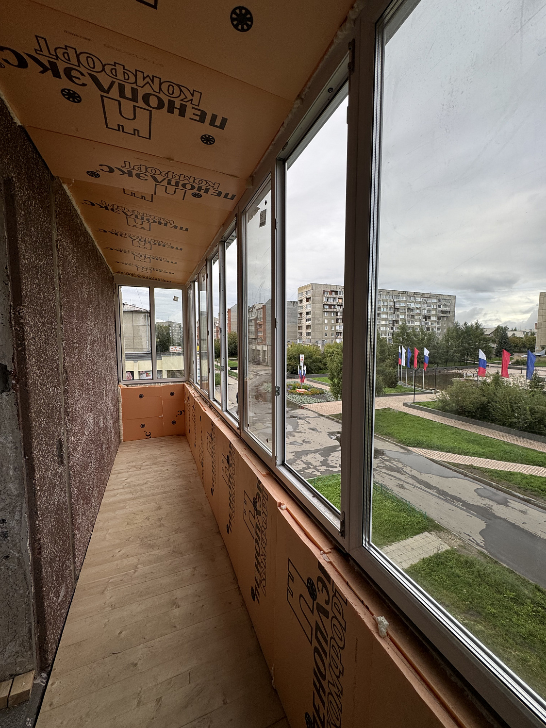 Остекление балкона с утеплением в 12А мкр, дом 2 
