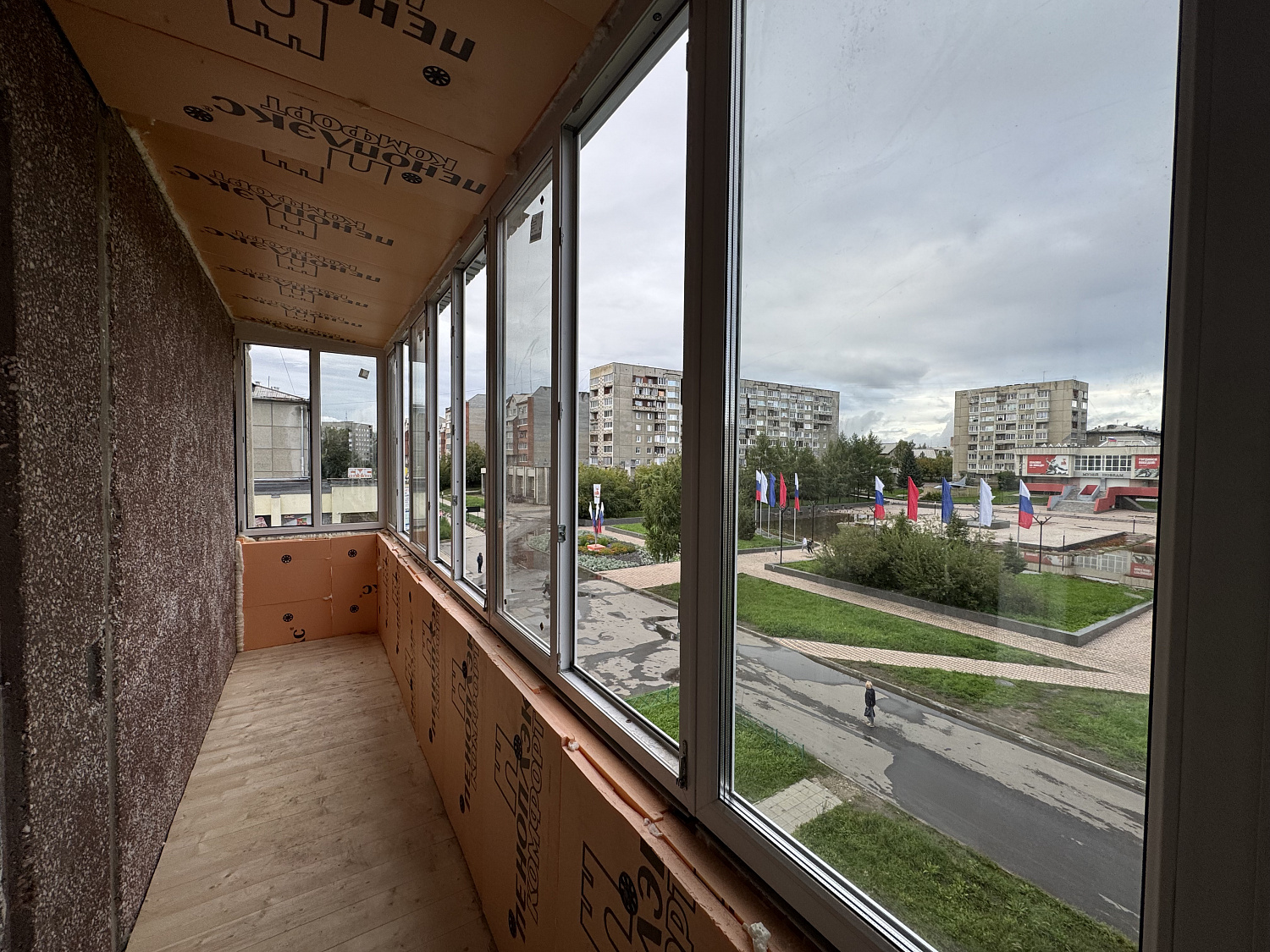 Остекление балкона с утеплением в 12А мкр, дом 2 