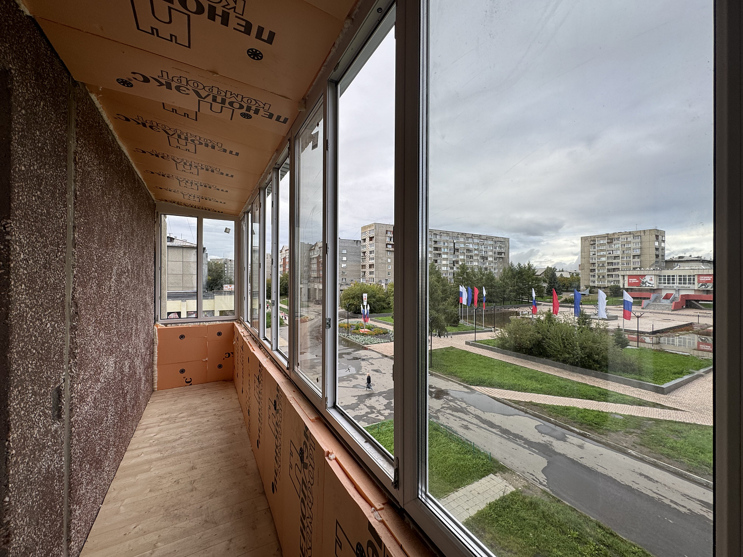 Остекление балкона с утеплением в 12А мкр, дом 2 
